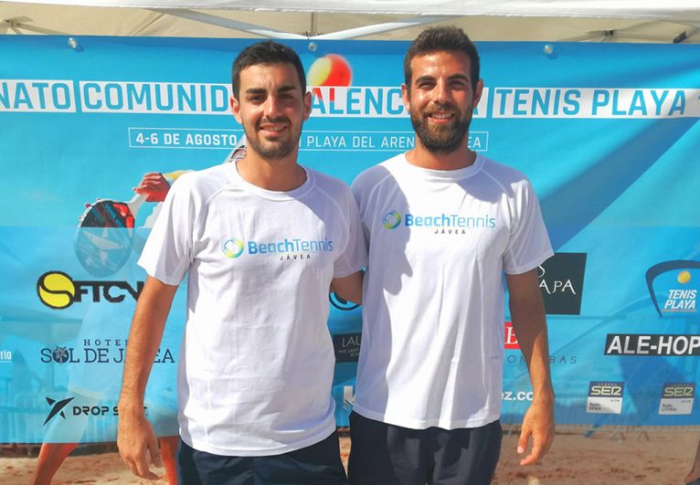 Jugadores de tenis playa en Xàbia