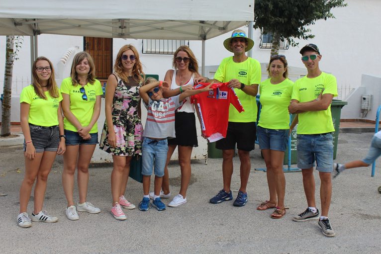 Los festeros con el maillot de Chris Froome