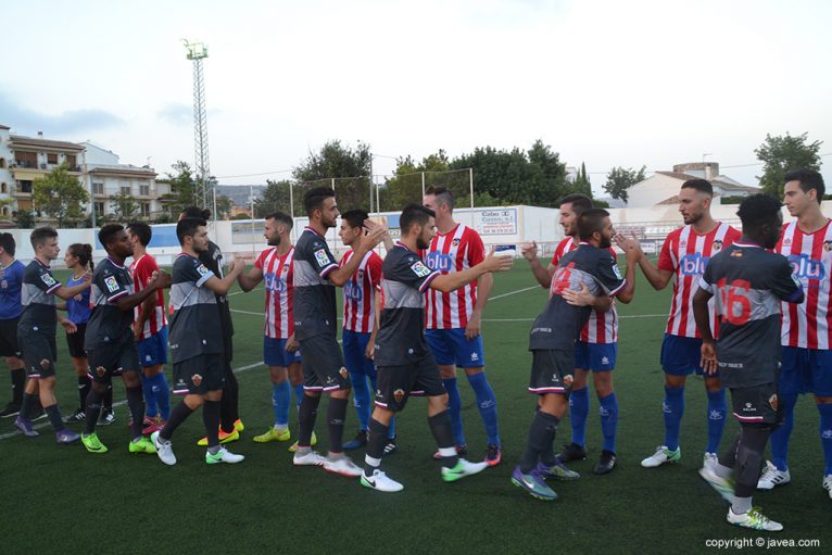 Saludo entre los jugadores