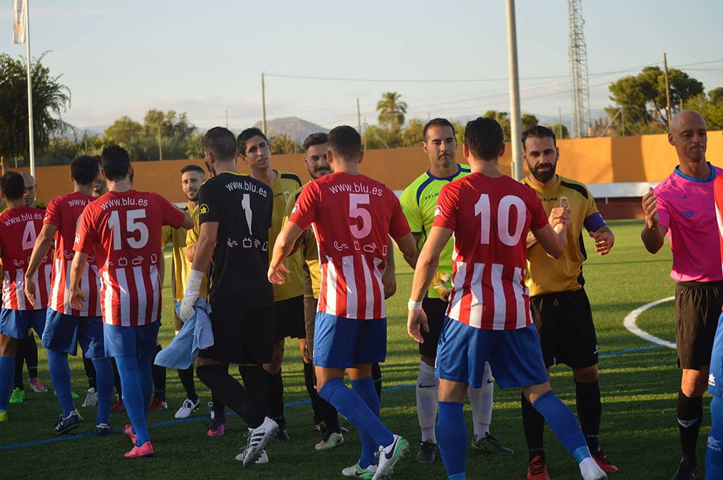 Saludo entre los jugadores del Jove y Jávea