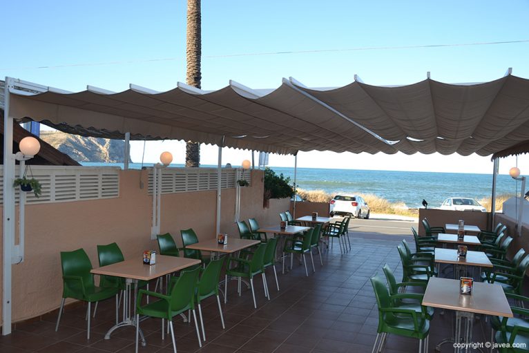 Terraza L'Hellín frente al mar