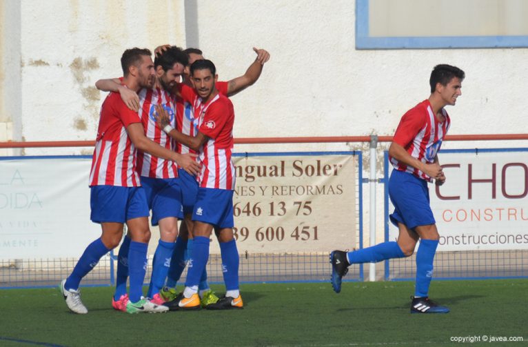 Lucas Bou felicitado por sus compañeros