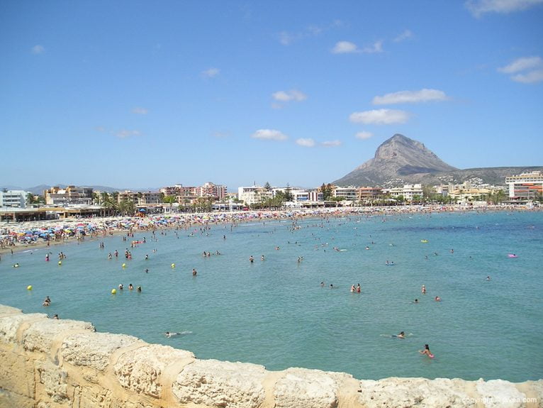 Playa del Arenal llena de turistas