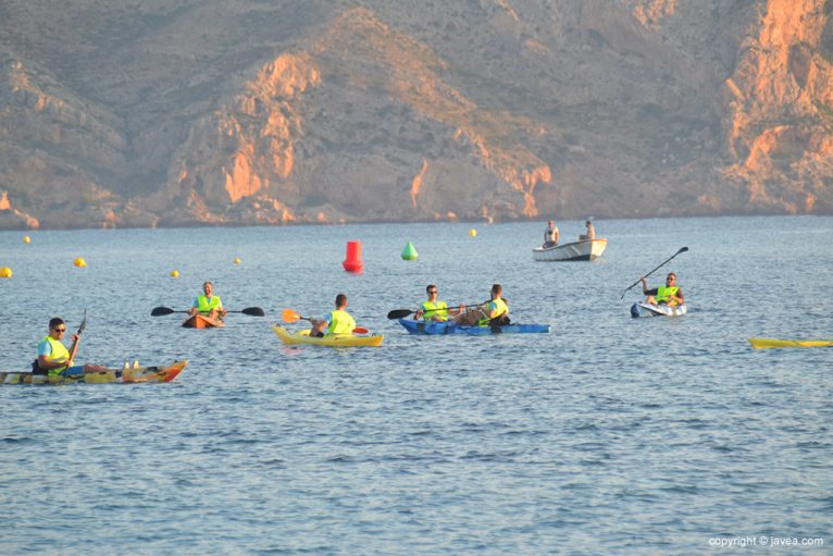 Voluntarios piragüistas durante el segmento de natación