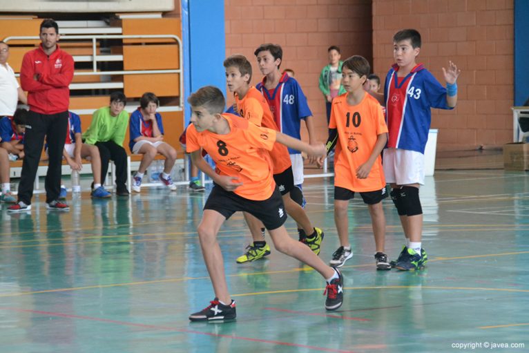 Jugador del CH Xàbia lanzando a portería