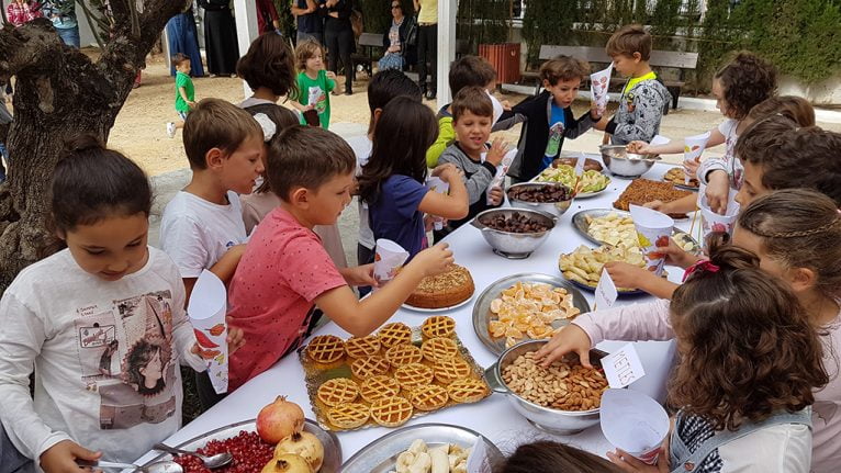 Alumnos del Port de Xàbia prueban alimentos típicos del otoño