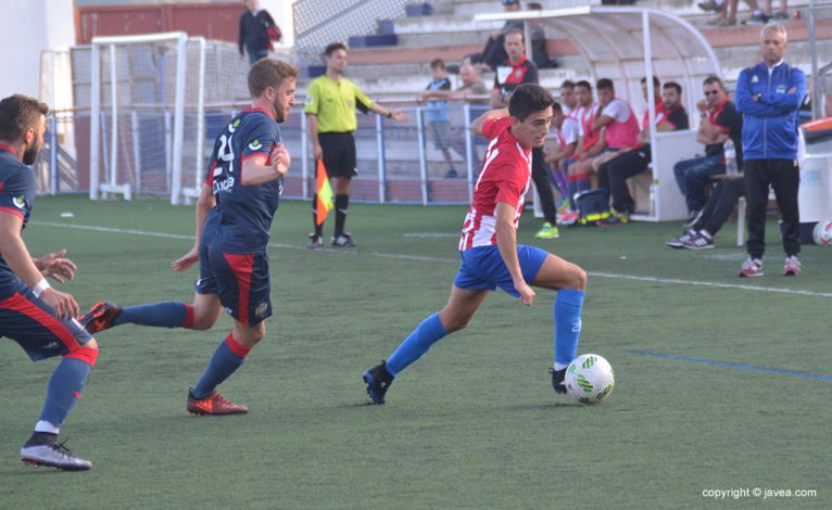 Álvaro llevando el balón