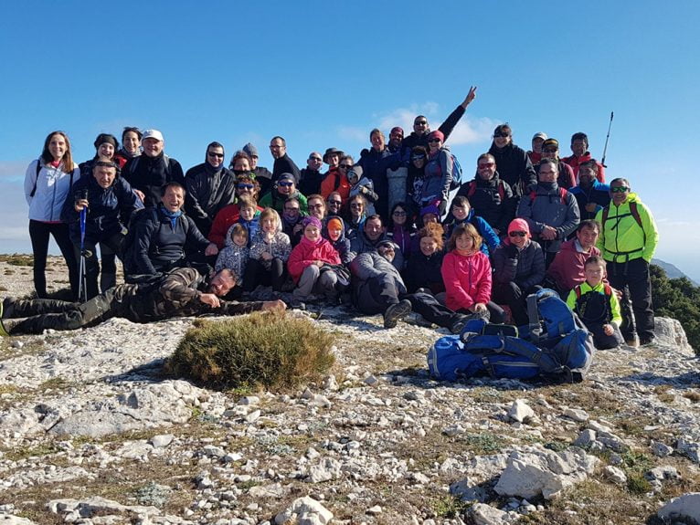 Excursionistas en la cima