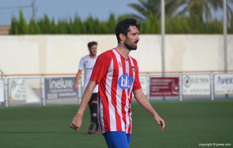 Lucas Bou delantero del CD Jávea durante un partido