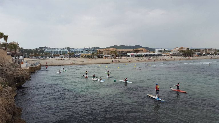 Playa del Arenal con practicantes del Sup Race