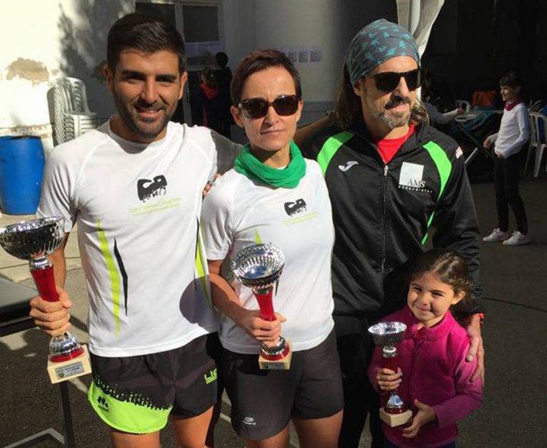 Toni Soler, junto a Pilar Vidal y Juanjo Vallés con los trofeos