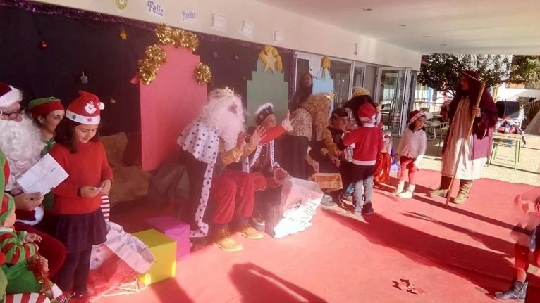 Alumnos del colegio Arenal visitan a Papá Noel y los reyes