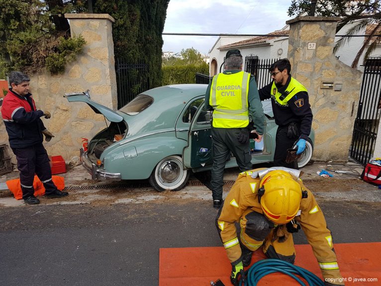 Fuerzas del orden público observando el coche