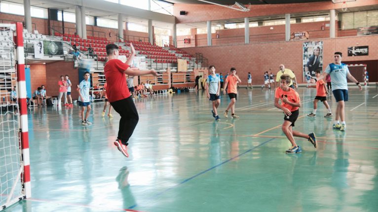 Gol de un cadete del Club Handbol Xàbia