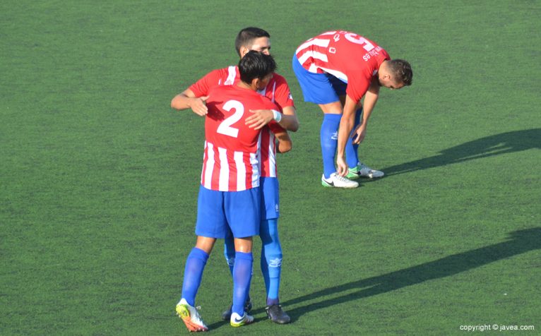 Jugadores del CD Jávea abrazados