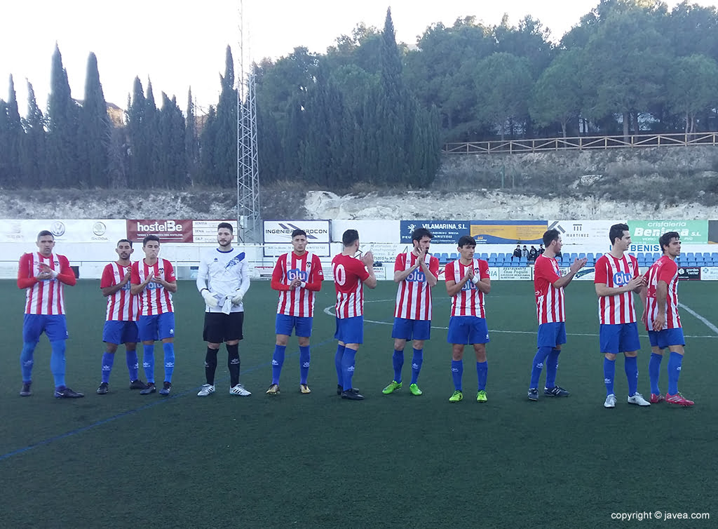 Los jugadores del CD Jávea saludando