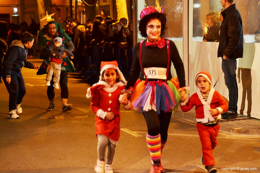 Mami entrando en meta con sus dos hijos