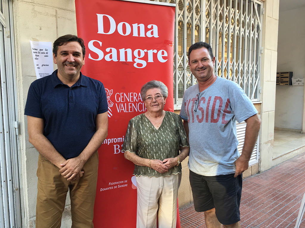 Mercedes junto a Antonio Miragall y Juanjo García en una donación de sangre en las fiestas del Loreto