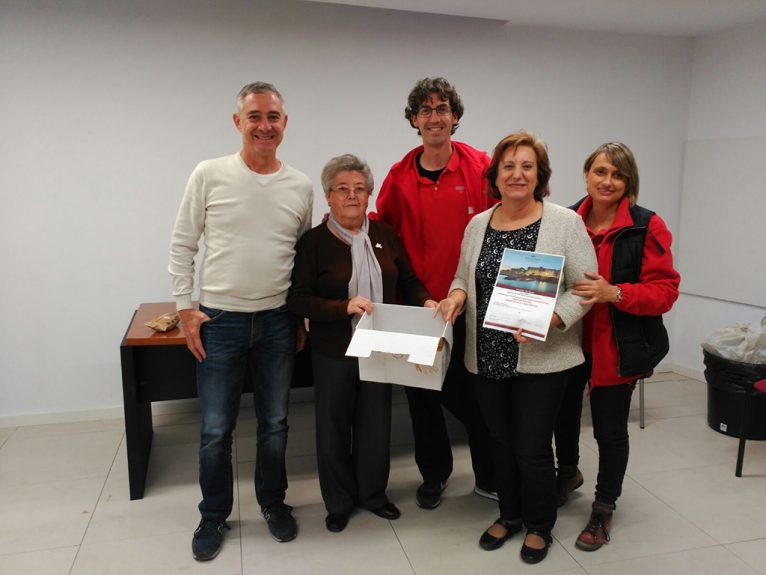 Mercedes junto a miembros de Cruz Roja