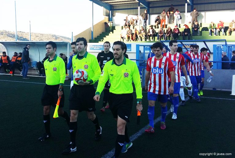 Saltando al terrenoo de juego los equipos del CD Jávea y Tous CF