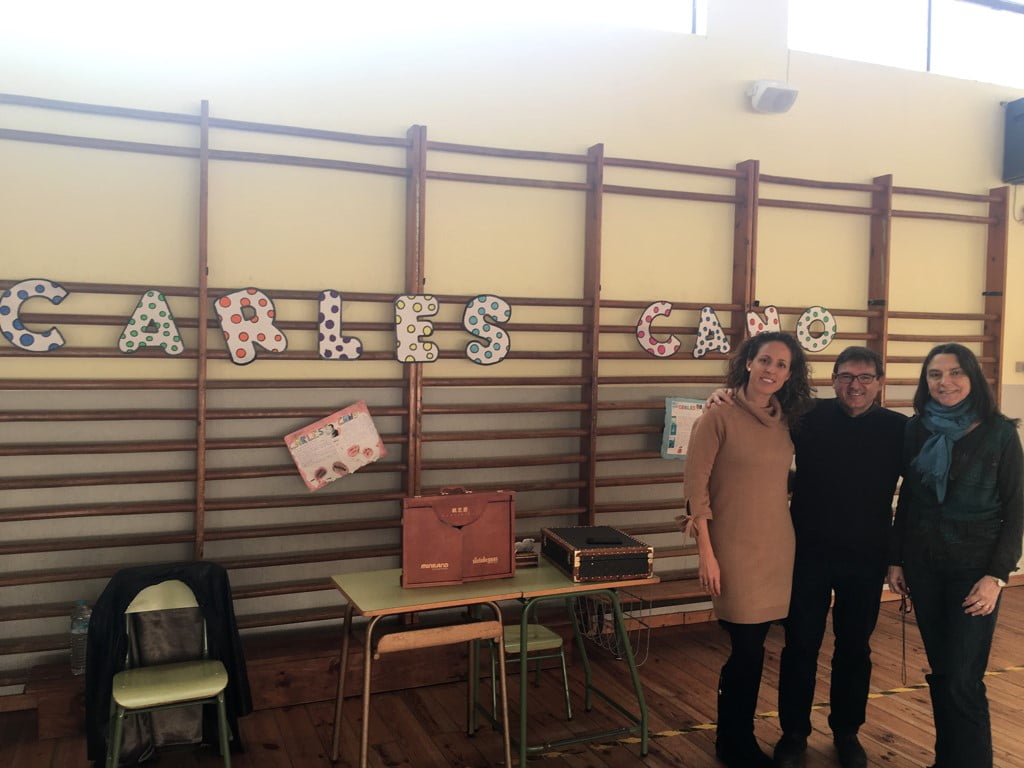 Carles Cano con las profesoras del colegio