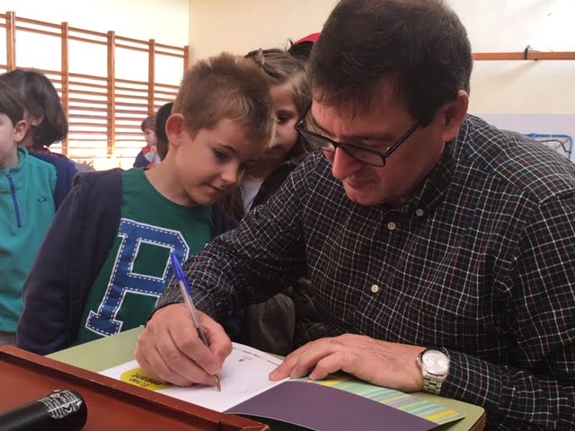 Carles Cano con los alumnos del Vicente Tena