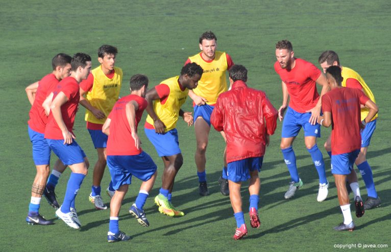 Jugadores xabieros calentando