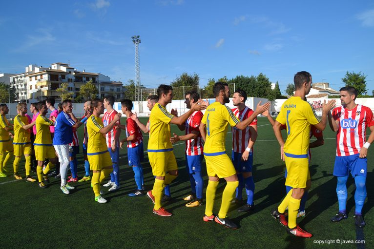 Saludos entre los jugadores de ambos equipos