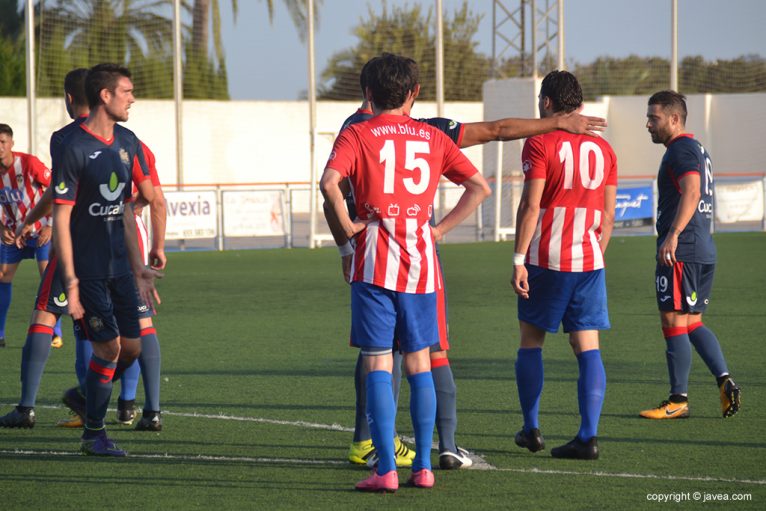 Varios jugadores del CD Jávea durante un partido