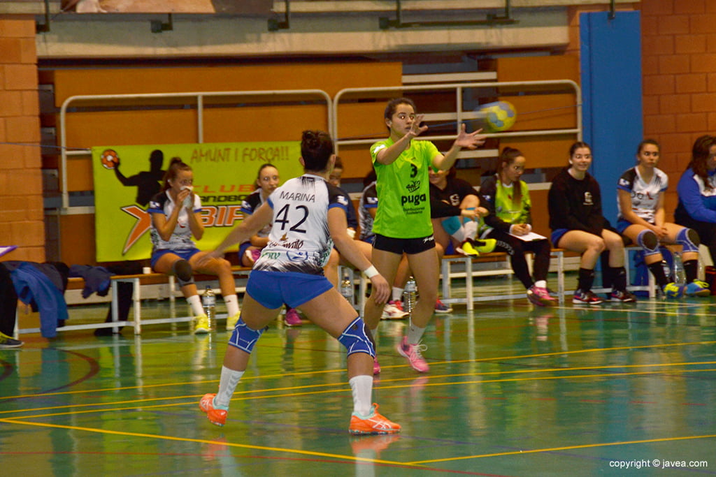 Alana Malvar con la pelota