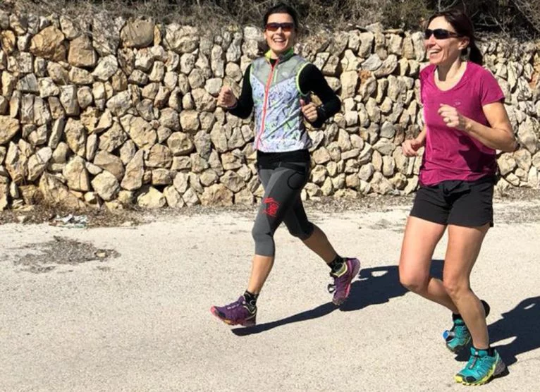 Araceli Seguí junto a Mª Carmen Vallés en la prueba de Senija