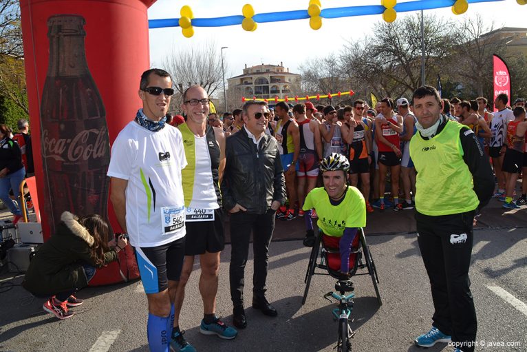 Crisostomo junto a Chulvi, Colomer, Escortell y un atleta