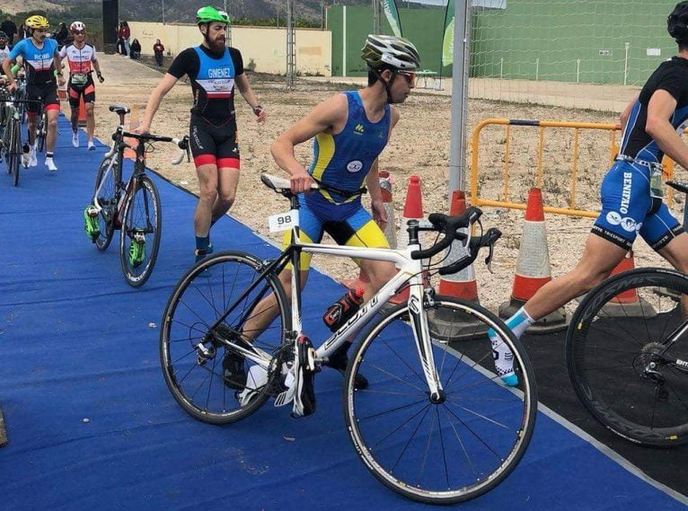 Nizar Lakhlifi  en la transición de ciclismo