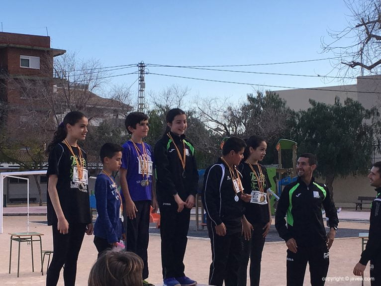 Alevines recibiendo sus medallas