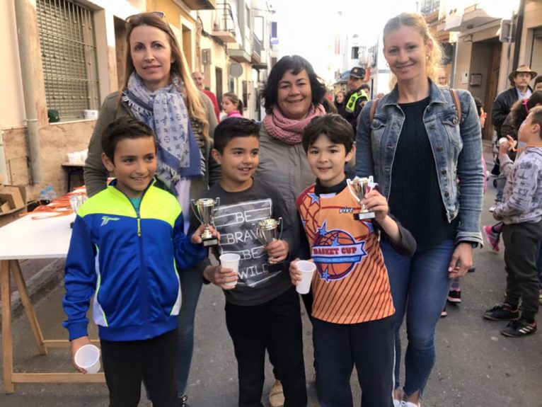 Escolares con sus trofeos