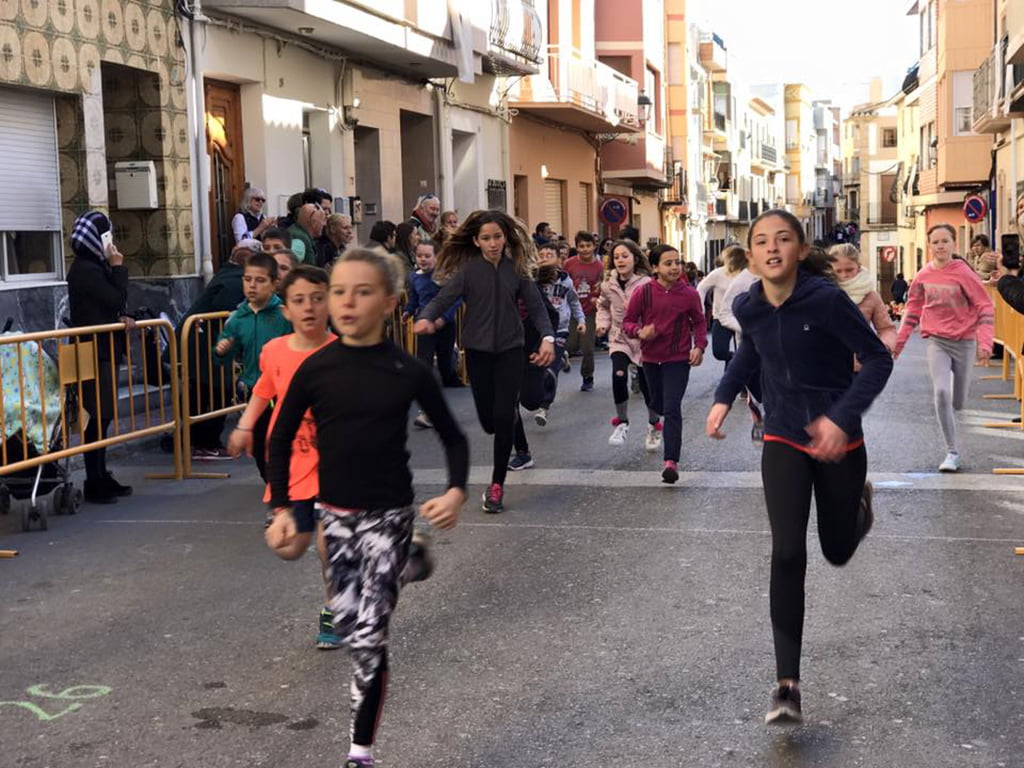 Escolares de Benitatxell durante la carrera