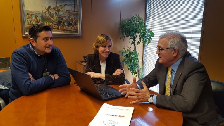 Foto Rosa y Juanlu con el diputado culutura