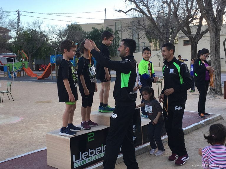 José Manuel García y Moha Rida colocando las medallas