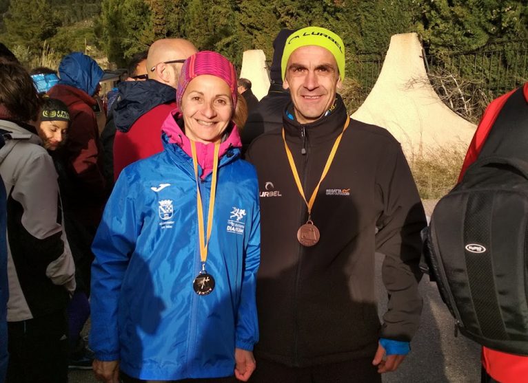 Nasio Cardona luciendo su medalla