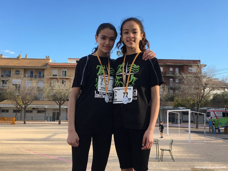 Youssra con otra atleta luciendo medallas