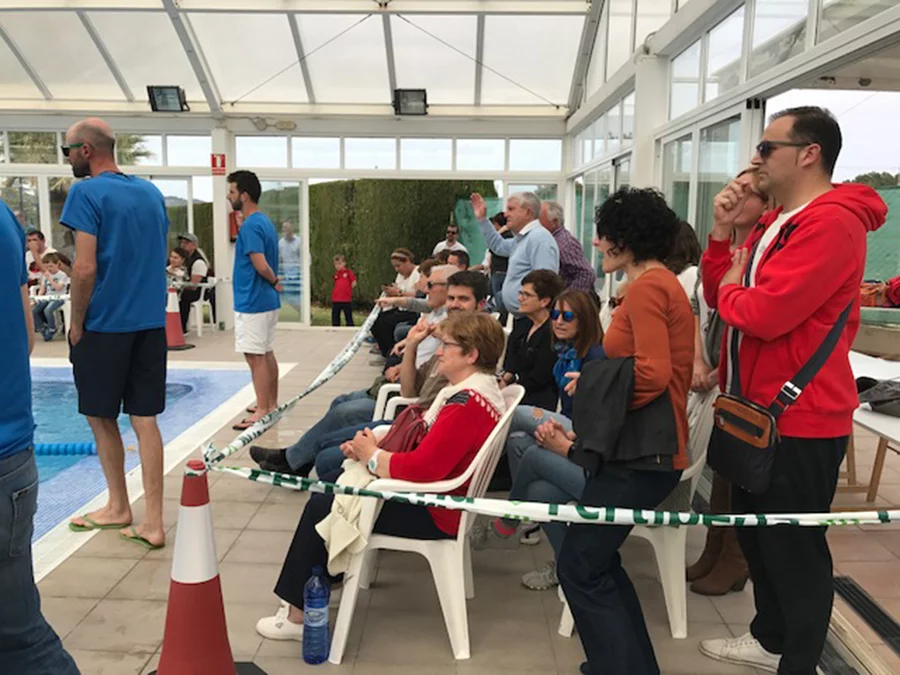 ambiente en la grada de la piscina de Benitatxell