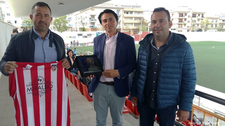 Entrega de la placa al representante de Promociónes Miralbó