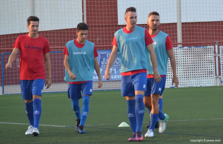 Jugadores del CD Jávea calentando