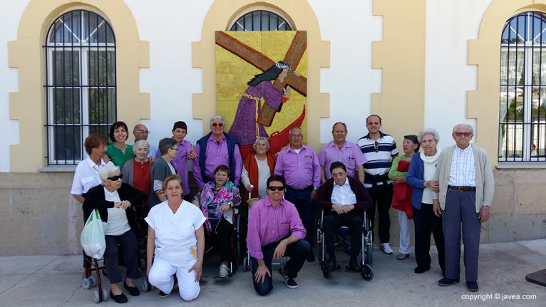 La cofradía en el Asilo con los mayores