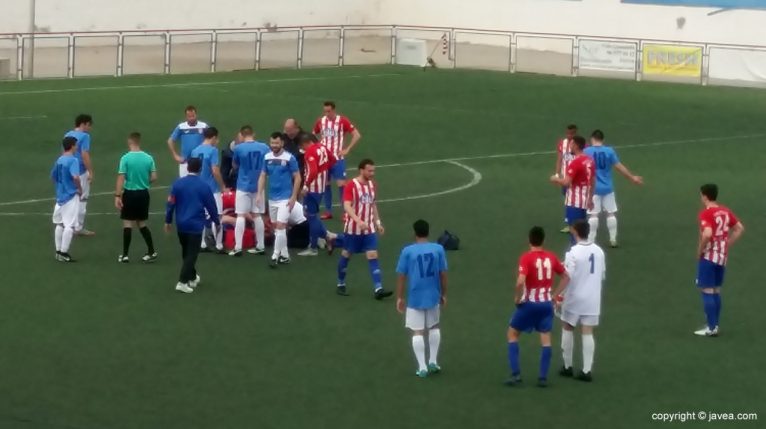 Lucas Bou recibiendo atención médica