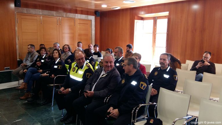 Policias locales acompañan a Monfort en el acto