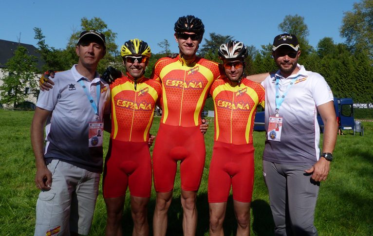 Pablo Ivars con compañeros del equipo de España