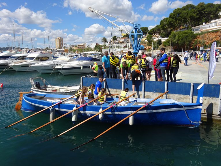 Participantes subiendo en el Llaüt