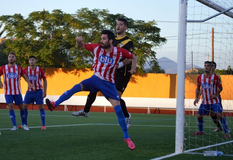 Portero del CD Jávea despejando un balon