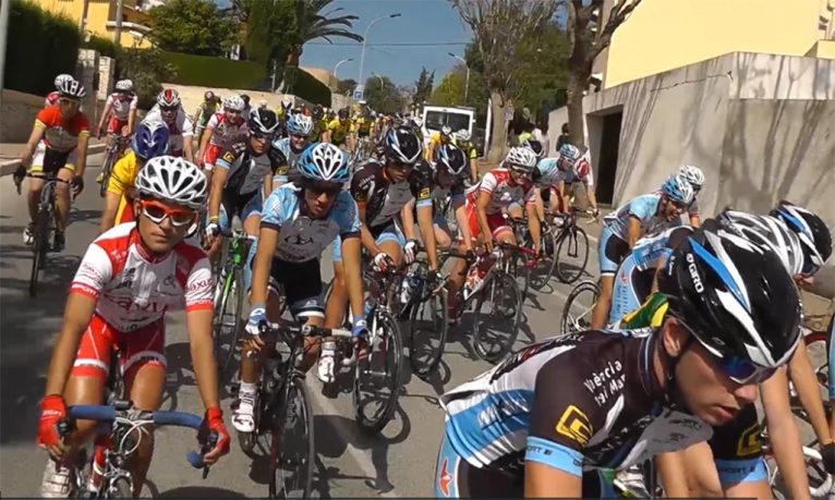 Ciclistas disputando el Trofeo Fogueres de Xàbia